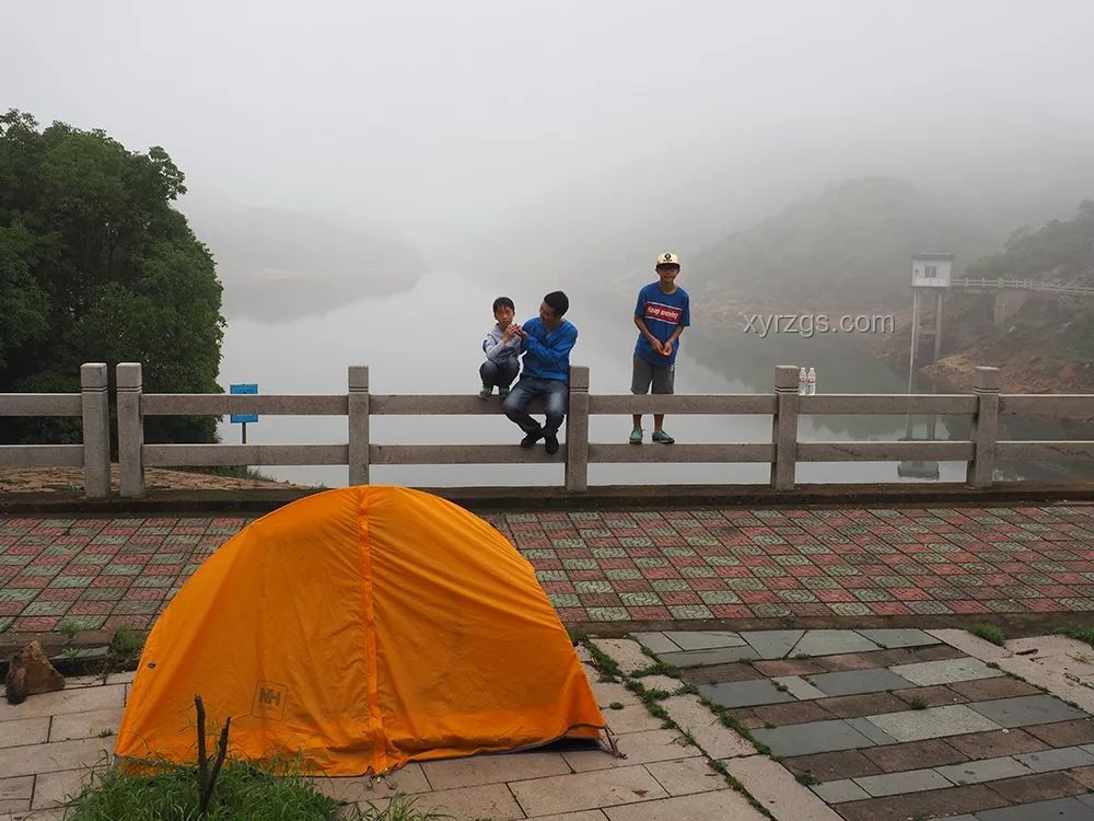 高考后情感释放新趋势：直奔墓地缅怀亲人
